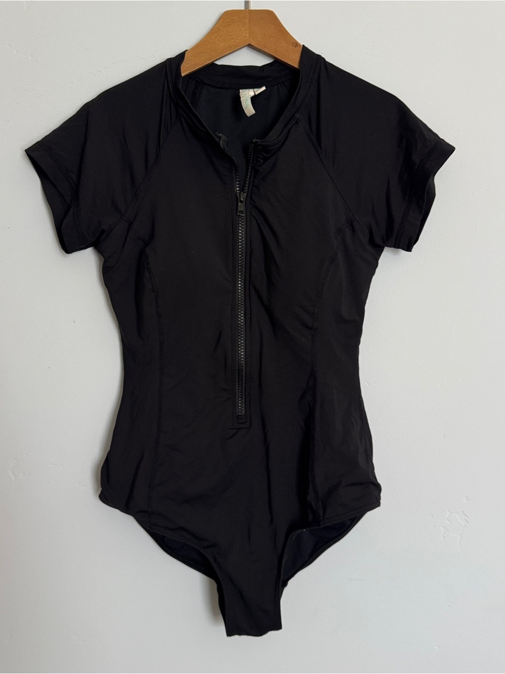 Sea Level Black Short Sleeve Multifit Front Zip One-Piece Swimsuit sz 4